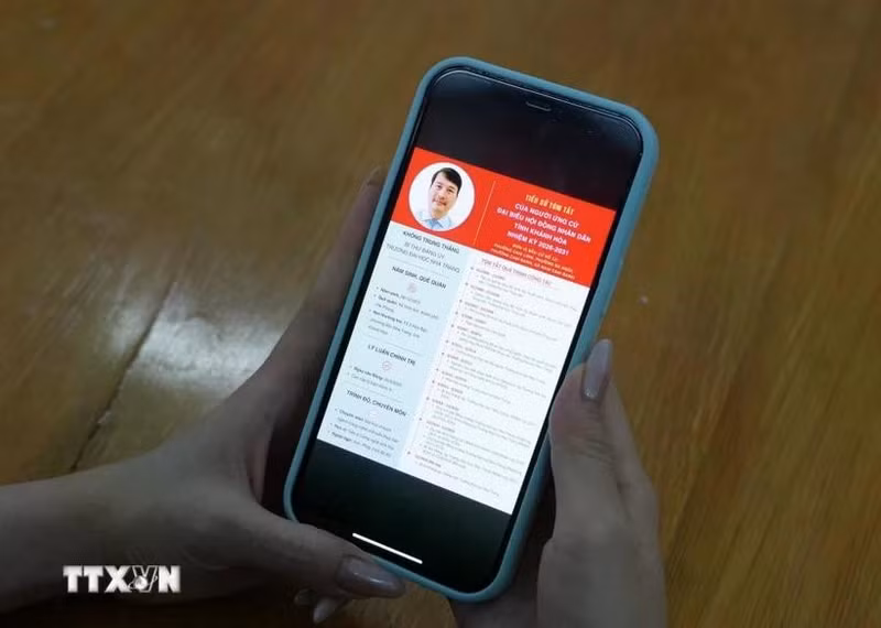 关于2026-2031任期庆和省人民议会代表候选人的信息已在数字信息渠道上发布，方便选民跟踪了解。（图片来源：越通社）