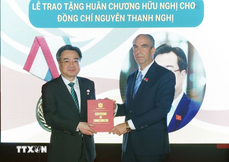 古巴向越共中央政策战略委员会主任阮青毅授予友谊勋章。