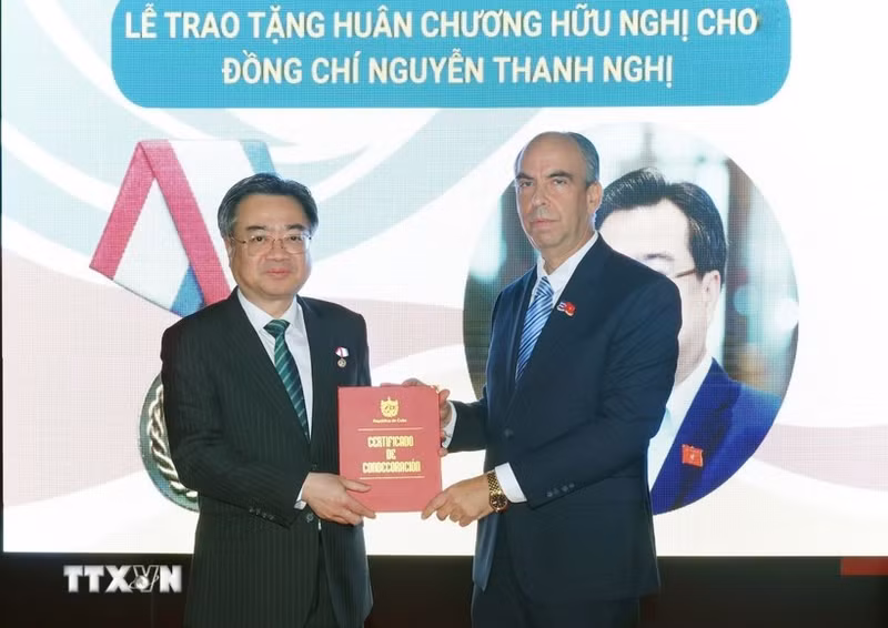 古巴向越共中央政策战略委员会主任阮青毅授予友谊勋章。