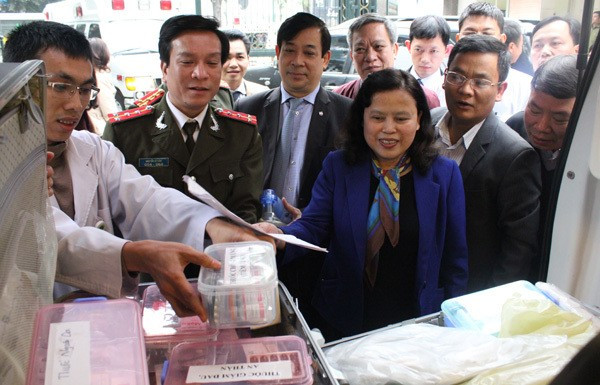 越共十四大医疗保障工作组检查大会医疗保障准备工作。