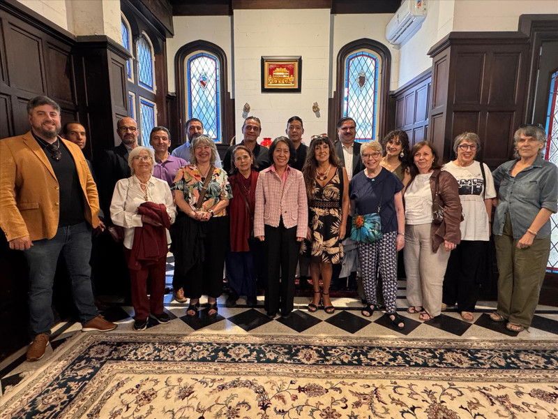 越南驻阿根廷大使吴明月与各位代表合影。