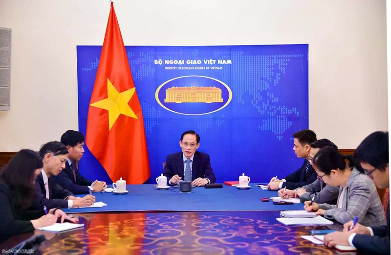 越南外交部长黎怀忠同菲律宾外交部长拉扎罗通电话。