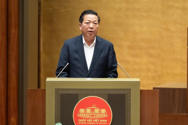 建设部部长陈宏明在会议上发表讲话。