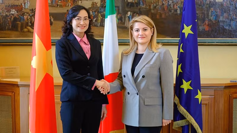 越南工贸部副部长潘氏胜与意大利外交与国际合作部副部长玛丽亚·特里波迪合影。