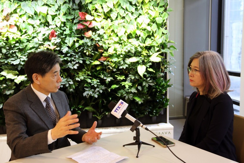 韩国-越南经济文化交流协会常务副主席权成泽接受采访。（图片来源：越通社）