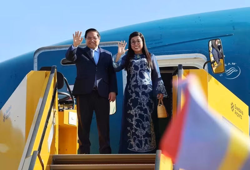 越南政府总理范明正圆满结束欧洲之行回到河内。