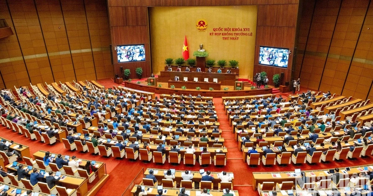 今天，国会召开第一次非常规会议闭幕会