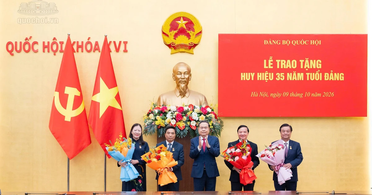 越南国会主席陈青敏出席35年党龄纪念章颁发仪式