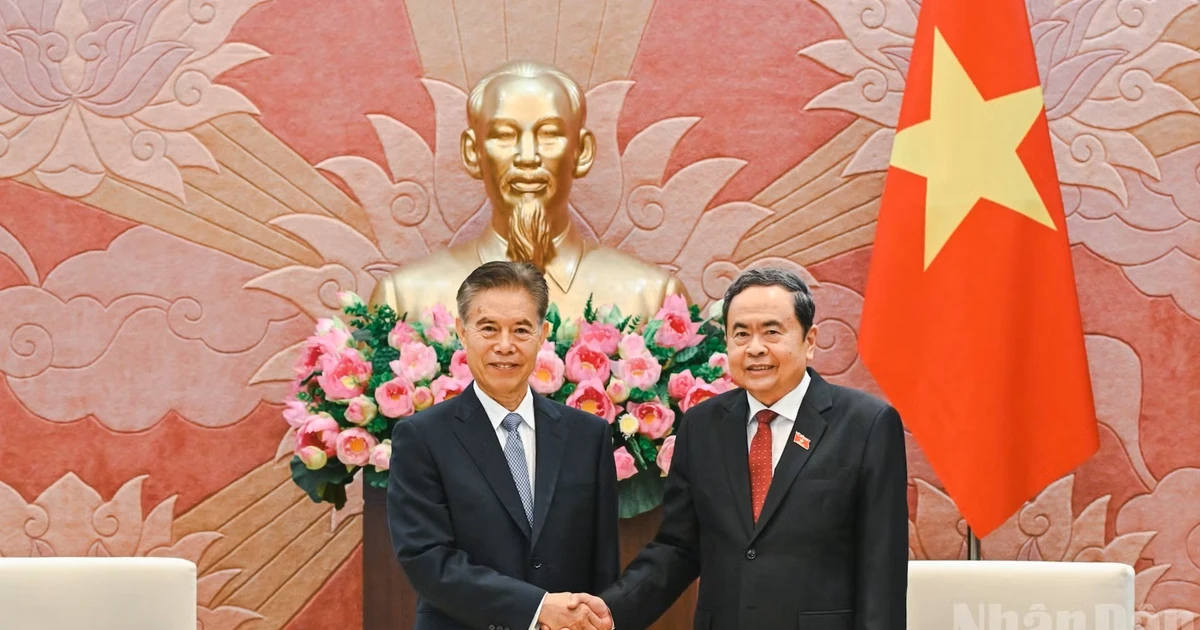 越南国会主席陈青敏会见中国全国人大财政经济委员会主任委员钟山【组图】