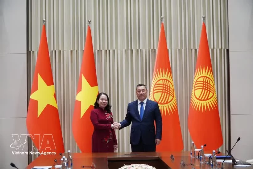 越南国家副主席武氏映春会见吉尔吉斯斯坦总统萨德尔·扎帕罗夫