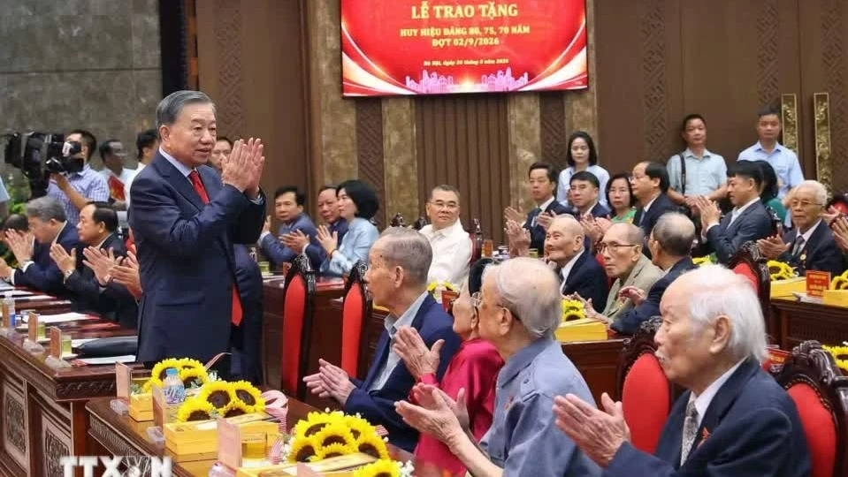 越共中央总书记、国家主席苏林出席河内市党龄纪念章颁发仪式