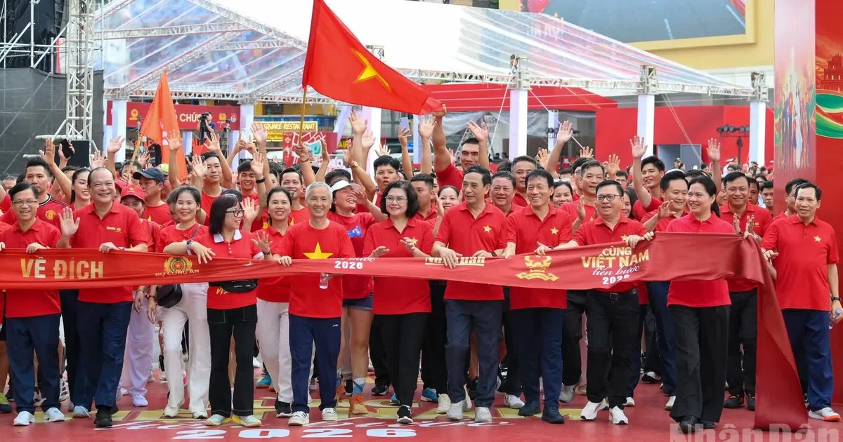首都民众身着鲜艳的红色服装，参与2026年“与越南一同前进”全国徒步活动【组图】