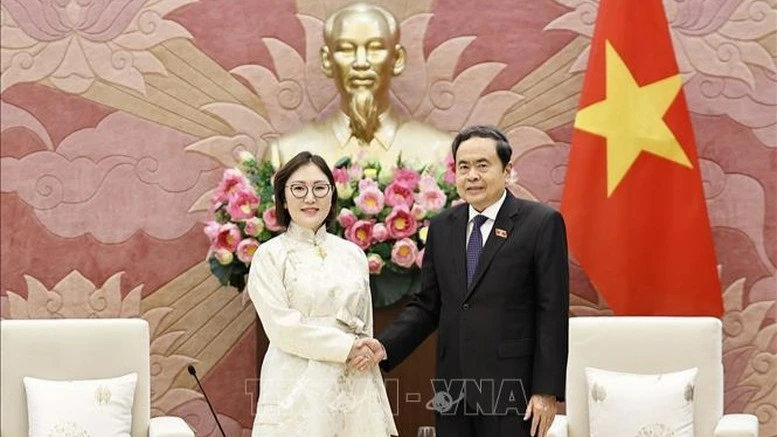 越南国会主席陈青敏会见蒙古国新任驻越大使冈巴塔尔·胡兰