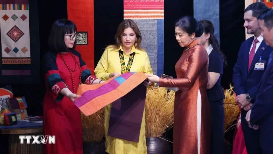 越共中央总书记、国家主席苏林夫人吴芳璃与巴拿马总统夫人玛丽赛尔·科恩·德·穆利诺了解越南各民族文化【组图】
