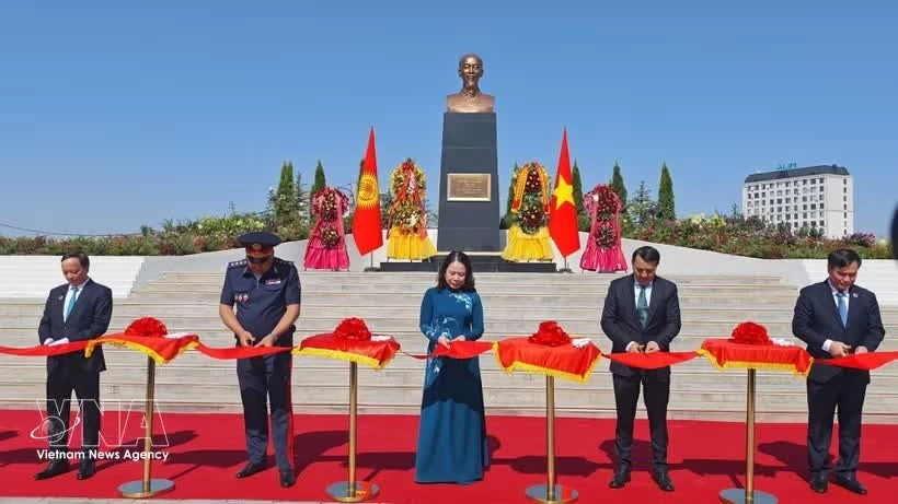 吉尔吉斯斯坦比什凯克的胡志明主席纪念碑正式落成