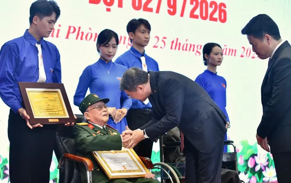 越南政府总理黎明兴：进一步关心老党员的物质和精神生活