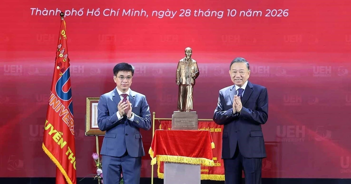 越共中央总书记、国家主席苏林出席胡志明市经济大学建校50周年纪念仪式