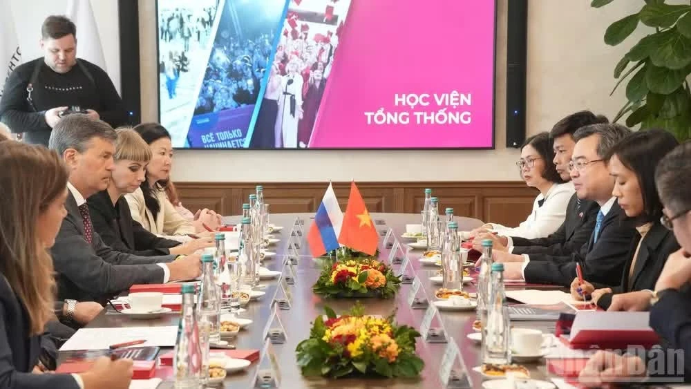 越共中央政策与战略部部长阮青毅与俄罗斯总统学院领导层举行工作会谈