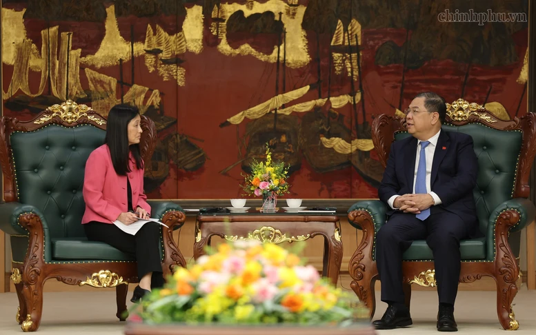 越南政府常务副总理范家足会见美国驻越大使詹妮弗·威克斯