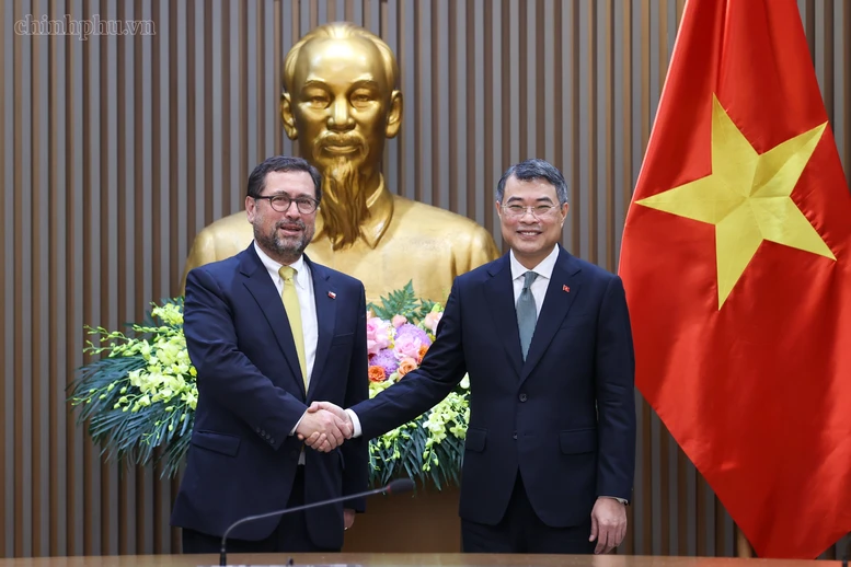 越南政府总理黎明兴会见智利外交部长弗朗西斯科·佩雷斯·麦肯纳