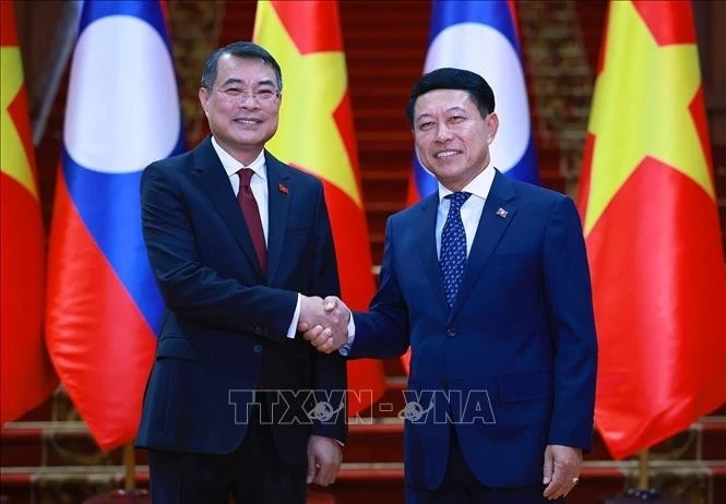 越南政府总理黎明兴与老挝政府总理沙伦赛·贡玛西举行会谈