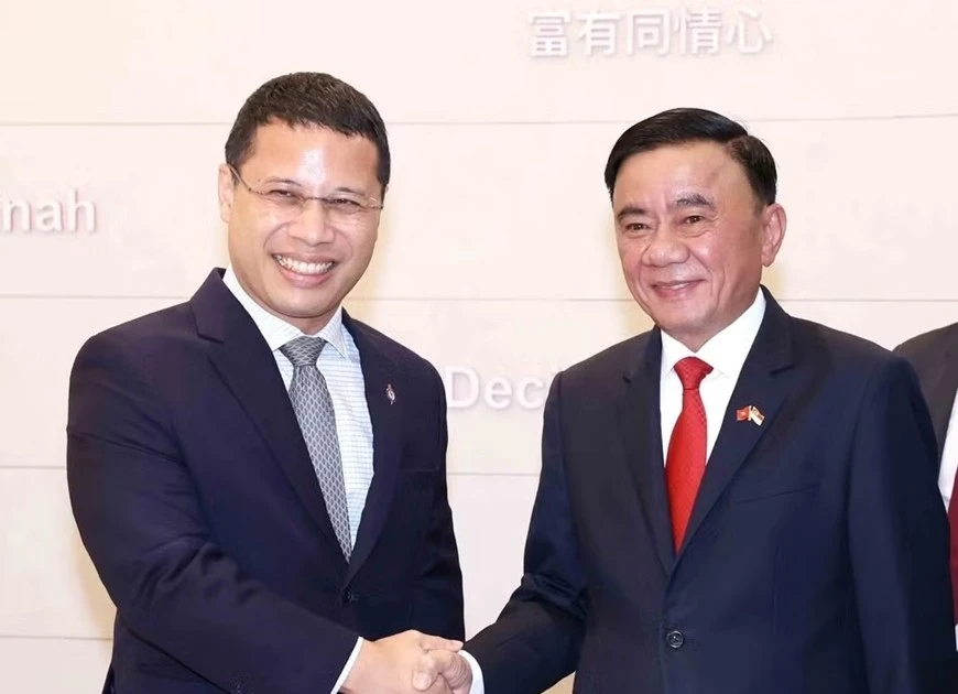 越共中央书记处常务书记陈锦秀会见新加坡人民行动党主席、政府教育部长李智陞