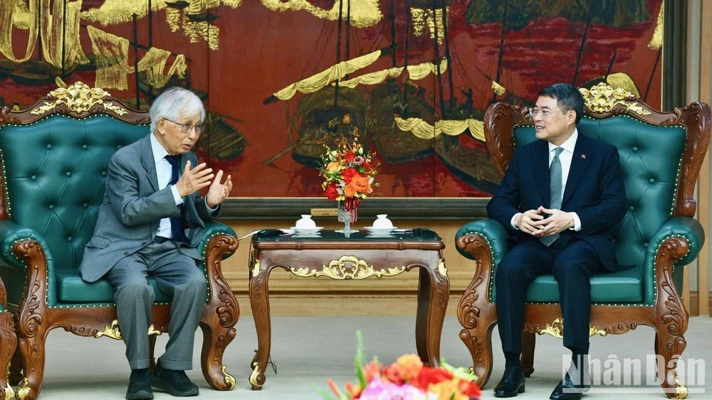 越南政府总理黎明兴会见陈清云教授和夫人
