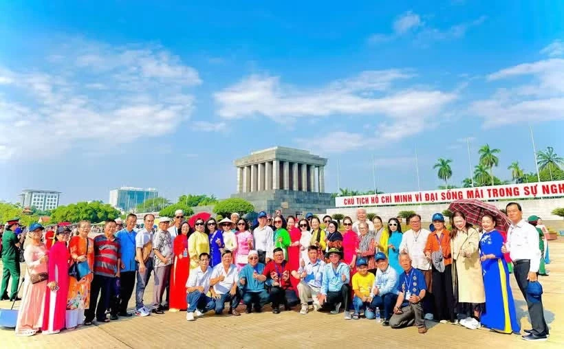 胡志明市260名少数民族乡贤赴全国各地交流学习