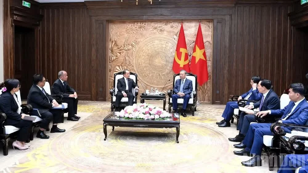 越共中央总书记、国家主席苏林会见菲律宾国家安全委员会顾问爱德华多