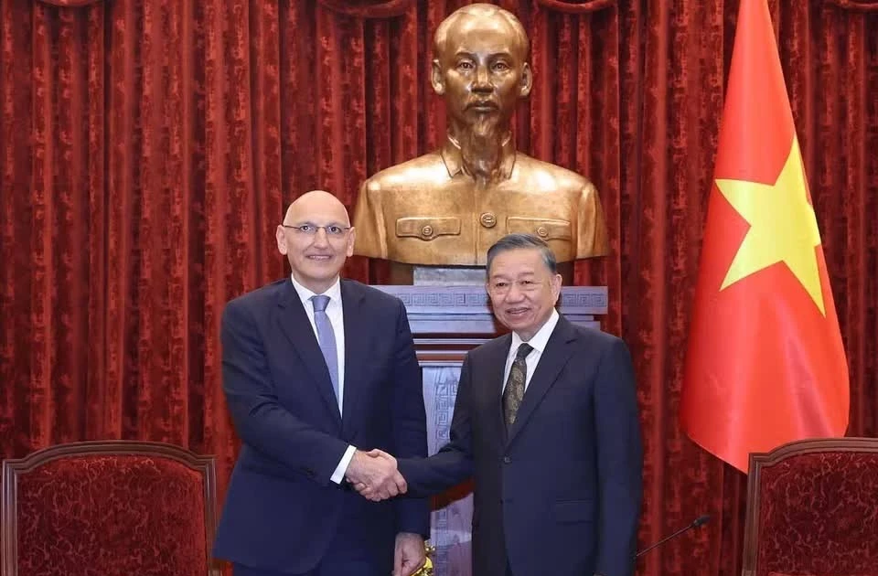 越共中央总书记、国家主席苏林会见阿塞拜疆总统特使埃尔欣·阿米尔贝科夫