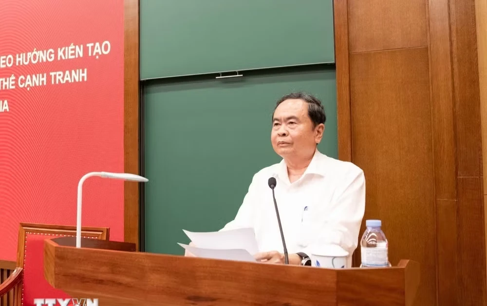 越南国会主席陈青敏与越共中央委员就创新立法思维开展专题交流