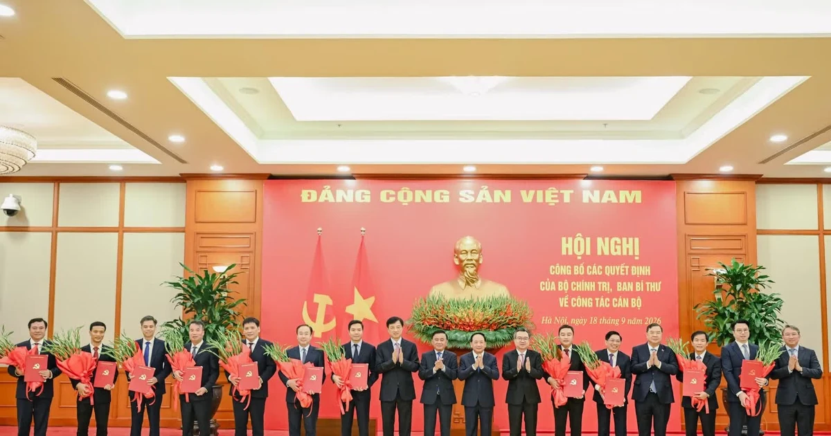 越共中央书记处常务书记陈锦秀颁发越共中央政治局、中央书记处关于干部工作的决定【组图】