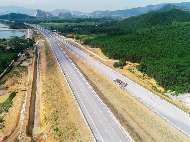 越南政府总理要求加快北部地区高速公路建设项目进度