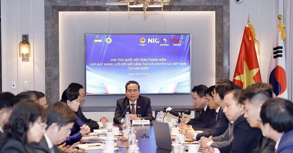 越南国会主席陈青敏会见在韩越南创新网络成员及专家