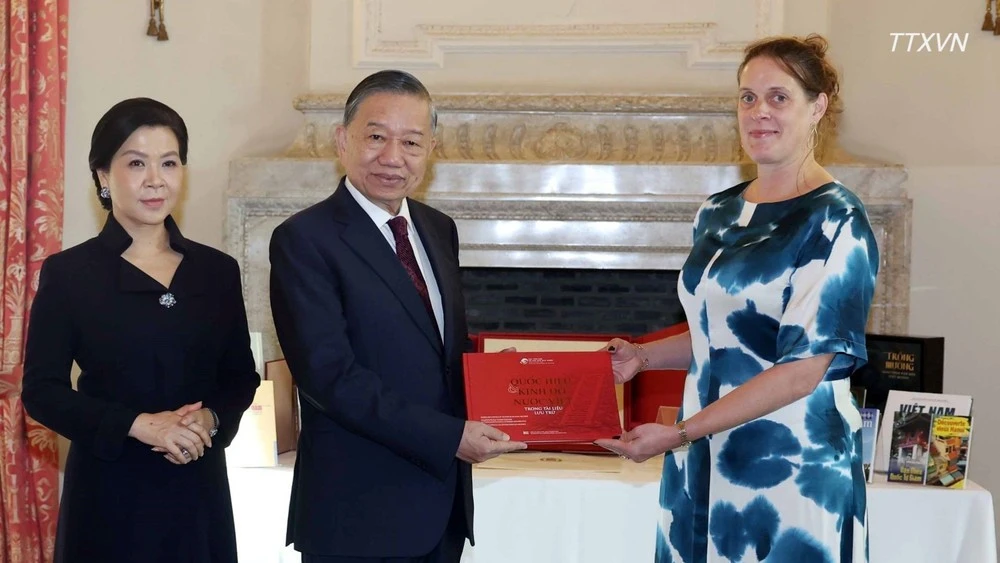 越共中央总书记、国家主席苏林和夫人参观比利时皇家图书馆并向该馆赠书【组图】