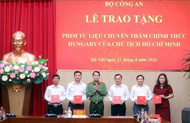 胡志明主席访问匈牙利珍贵影像资料正式移交越南主要媒体