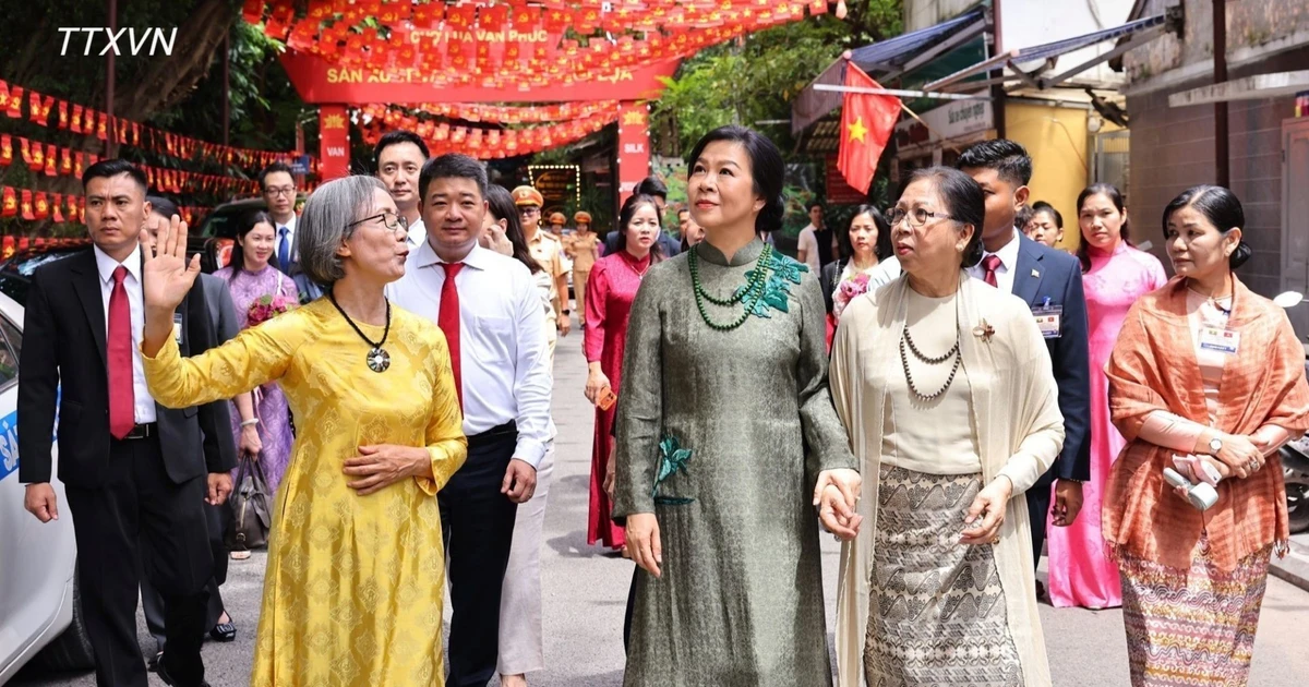 越共中央总书记、国家主席苏林夫人与缅甸总统敏昂莱夫人参观万福丝绸村【组图】