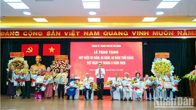 越南国会主席陈青敏向革命老前辈颁授党龄纪念章