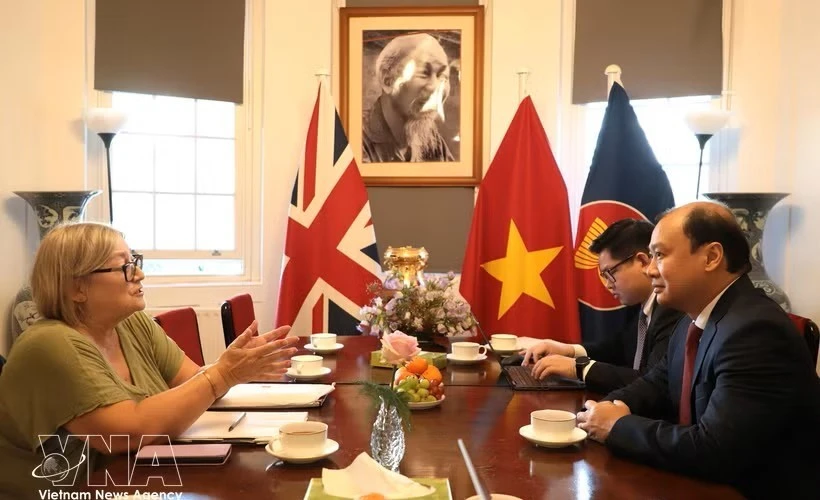 越南与英国促进培训和理论研究合作
