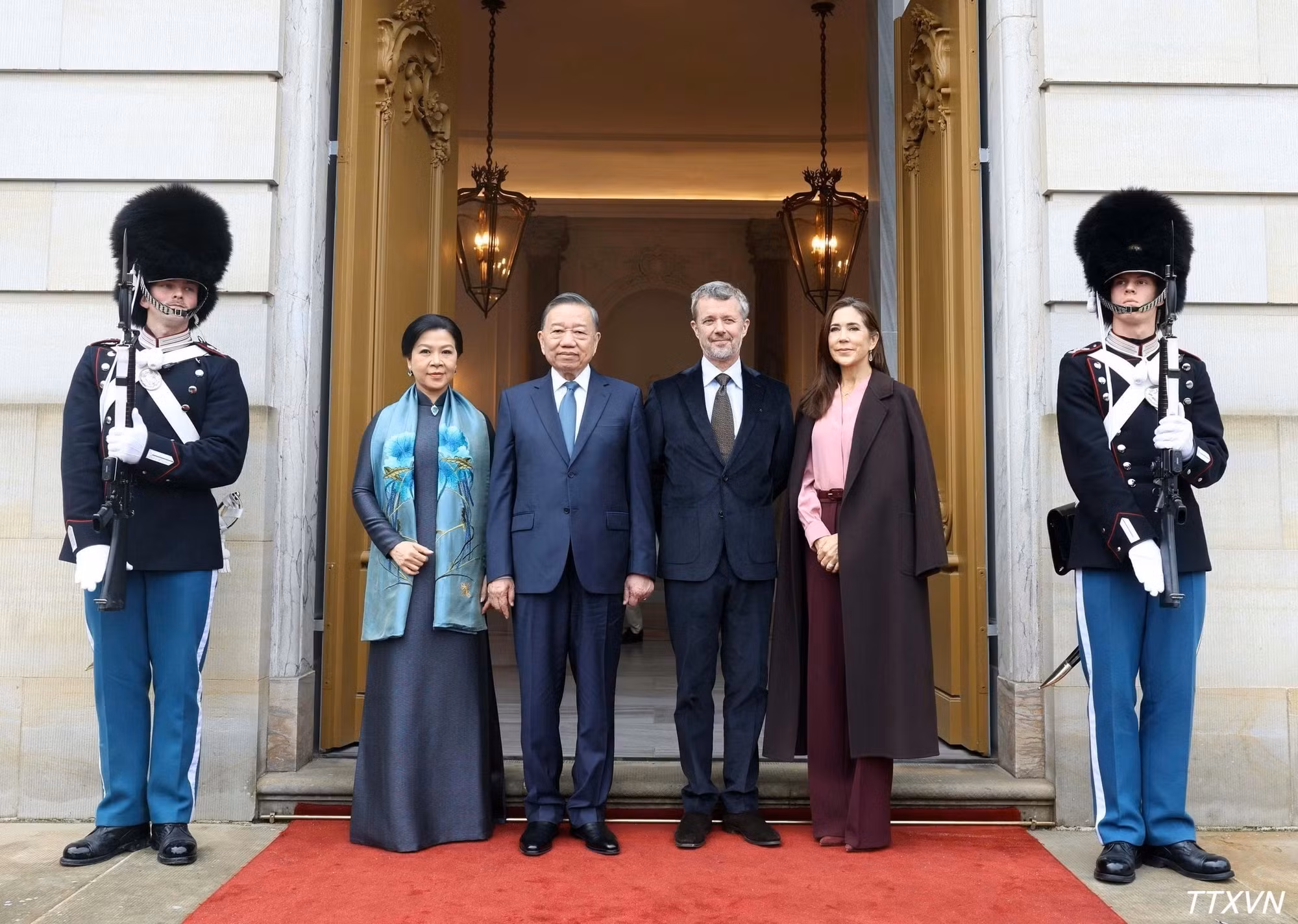 越共中央总书记、国家主席苏林偕夫人吴芳璃与丹麦国王腓特烈十世和王后玛丽在欢送仪式上合影。（图来源：越通社）