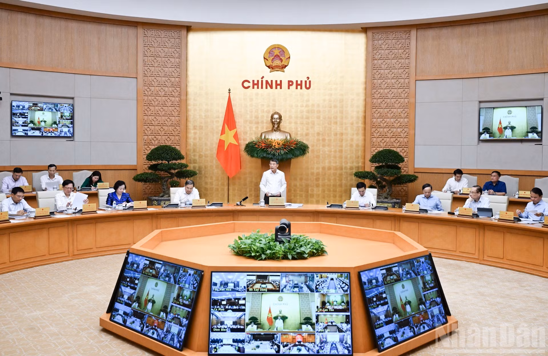 黎明兴总理主持召开2026年9月政府例行会议。（陈海 摄）
