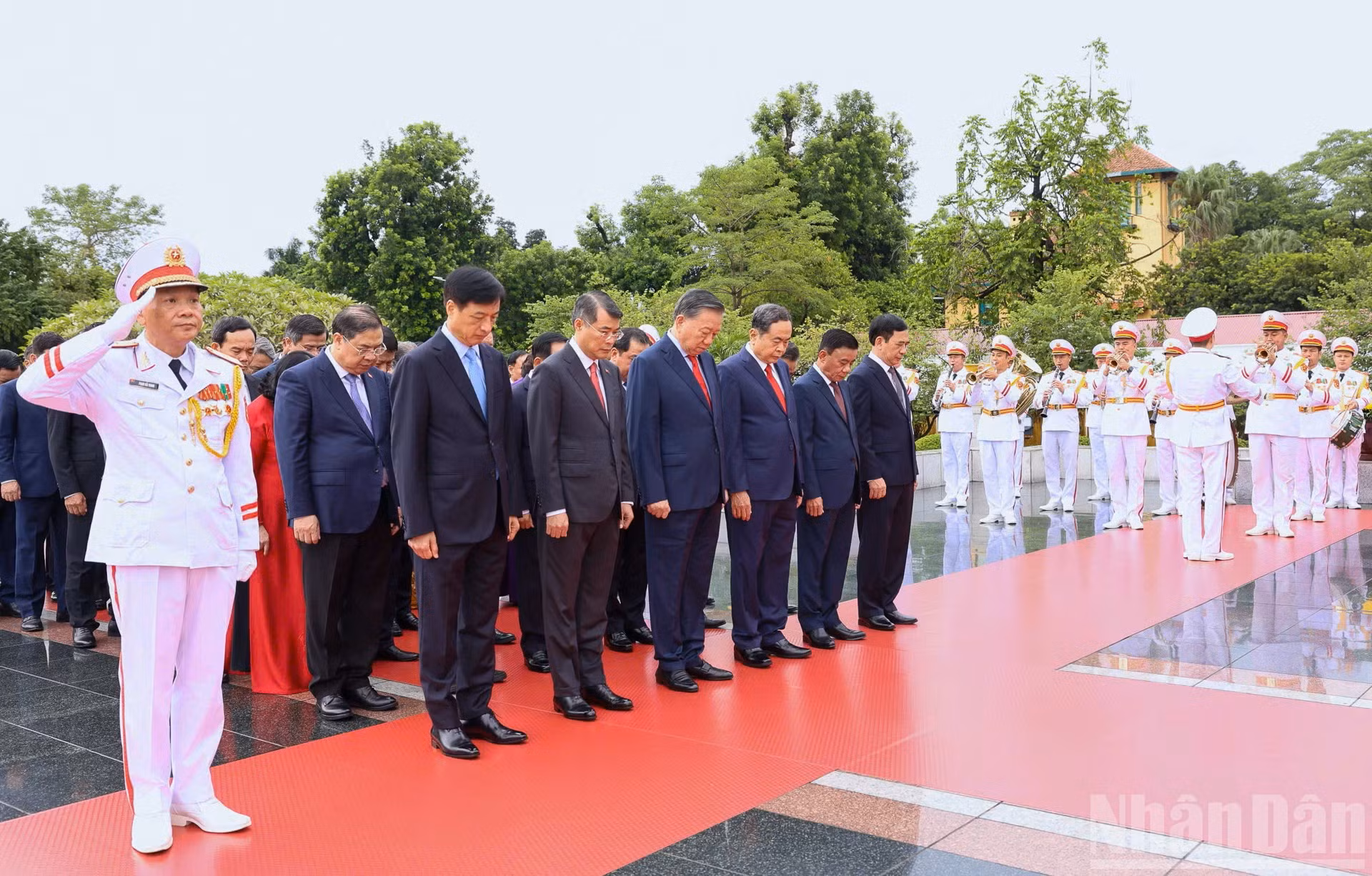 越共中央委员会代表团虔诚鞠躬，缅怀英烈。