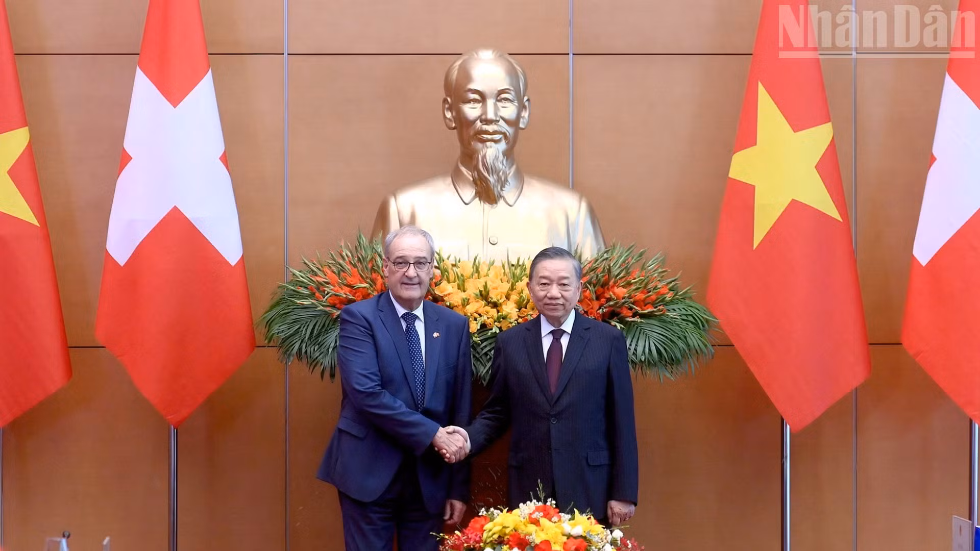 越共中央总书记、国家主席苏林同瑞士联邦主席居伊·帕姆兰握手。（登科 摄）