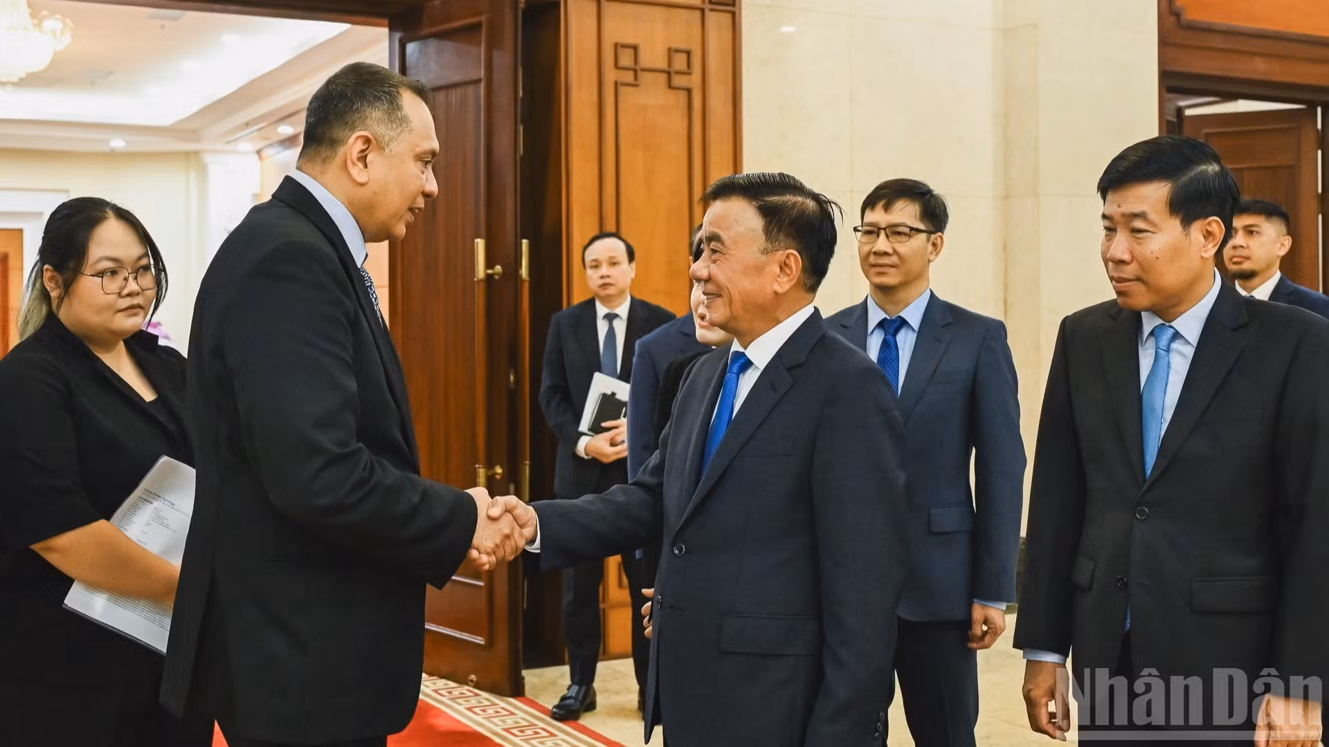 越共中央书记处常务书记陈锦秀与克里斯托弗·普拉加萨姆署长交谈。（维灵 摄）