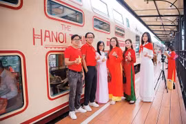 国旗的红色与带有越南标志的服饰为“河内五城门”列车的体验之旅增添色彩。（图片来源：baodautu.vn）