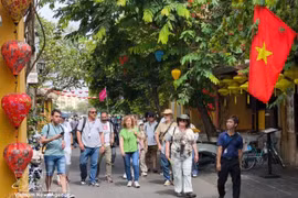 国际游客参观会安古镇。（图片来源：越通社）