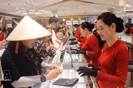 游客在富国市的玉贤珍珠店购物。（图片来源：越通社）