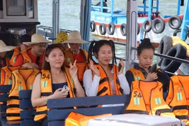 韩国游客兴致勃勃地探索芽庄各岛屿。（图片来源：越通社）