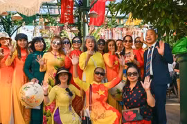 越南游客在莫斯科打卡留念。
