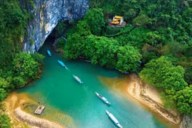 游船载游客前往参观丰芽洞——广治省最受游客欢迎的旅游目的地之一。（图片来源：越通社）